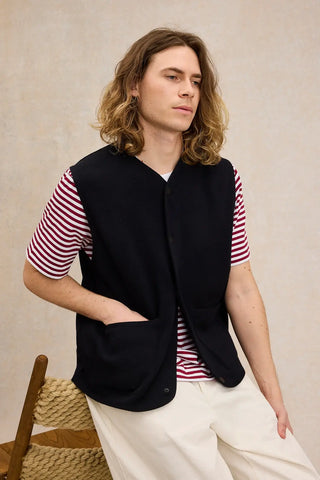 Découvrez le gilet sans manches bleu marine Le Minor chez CQFD Avignon. Maille Milano structurée en laine mérinos, idéal pour un layering élégant et fabriqué en France.