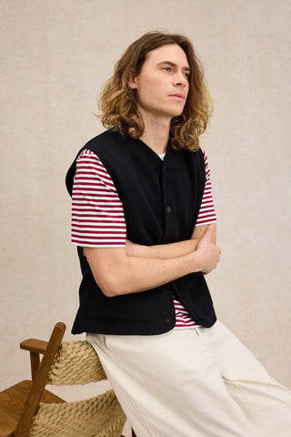 Découvrez le gilet sans manches bleu marine Le Minor chez CQFD Avignon. Maille Milano structurée en laine mérinos, idéal pour un layering élégant et fabriqué en France.