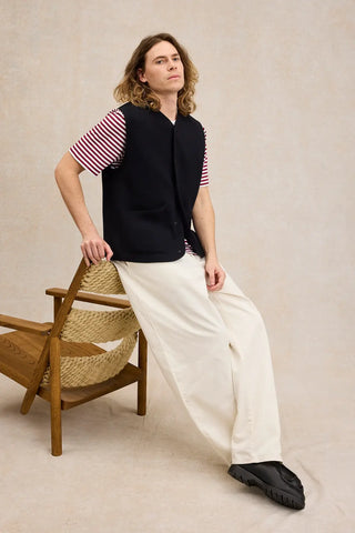 Découvrez le gilet sans manches bleu marine Le Minor chez CQFD Avignon. Maille Milano structurée en laine mérinos, idéal pour un layering élégant et fabriqué en France.