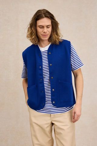 Découvrez le gilet sans manches bleu roi de Le Minor chez CQFD Avignon. En pure laine mérinos et maille Milano premium, 100% fabriqué et tricoté en Bretagne.