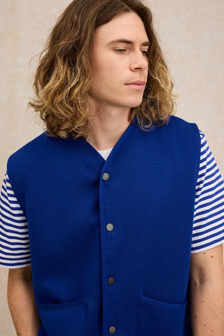 Découvrez le gilet sans manches bleu roi de Le Minor chez CQFD Avignon. En pure laine mérinos et maille Milano premium, 100% fabriqué et tricoté en Bretagne.