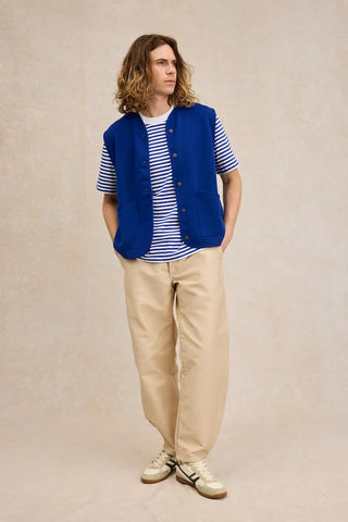 Découvrez le gilet sans manches bleu roi de Le Minor chez CQFD Avignon. En pure laine mérinos et maille Milano premium, 100% fabriqué et tricoté en Bretagne.