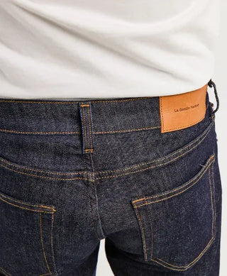 Découvrez le jean homme Dorian brut de La Gentle Factory chez CQFD Avignon. En denim lourd de coton bio 380g/m², coupe droite et fabriqué en France.
