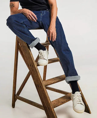 Découvrez le jean homme Dorian bleu stone de La Gentle Factory chez CQFD Avignon. En denim lourd de coton bio 380g/m², coupe droite et fabriqué en France.