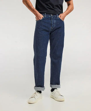 Découvrez le jean homme Dorian bleu stone de La Gentle Factory chez CQFD Avignon. En denim lourd de coton bio 380g/m², coupe droite et fabriqué en France.