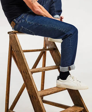 Découvrez le jean homme Dorian bleu stone de La Gentle Factory chez CQFD Avignon. En denim lourd de coton bio 380g/m², coupe droite et fabriqué en France.