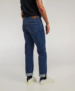 Découvrez le jean homme Dorian bleu stone de La Gentle Factory chez CQFD Avignon. En denim lourd de coton bio 380g/m², coupe droite et fabriqué en France.