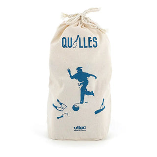 Découvrez le jeu de quilles rétro en bois massif Vilac chez CQFD Avignon. Set traditionnel laqué, fabriqué en France dans le Jura. Sac en coton inclus. Dès 5 ans.