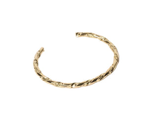 Craquez pour le jonc fin gravé Spinoza de Chic Alors chez CQFD Avignon. En laiton doré à l'or fin 24K, ajustable & fait main à Paris. Made in France !