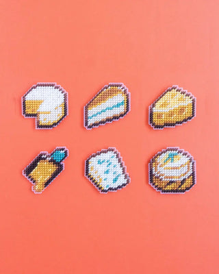 Brodez 6 magnets fromages avec le kit canevas Cheesies de Studio Paca chez CQFD Avignon. Toile plastique, fils DMC & aimants néodymes. Kit DIY Made in France !
