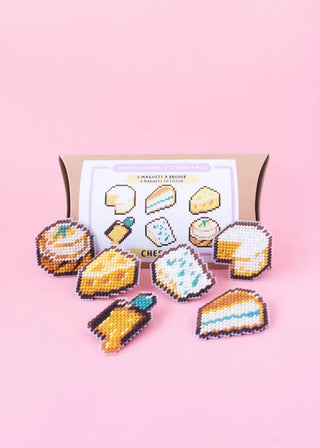 Brodez 6 magnets fromages avec le kit canevas Cheesies de Studio Paca chez CQFD Avignon. Toile plastique, fils DMC & aimants néodymes. Kit DIY Made in France !