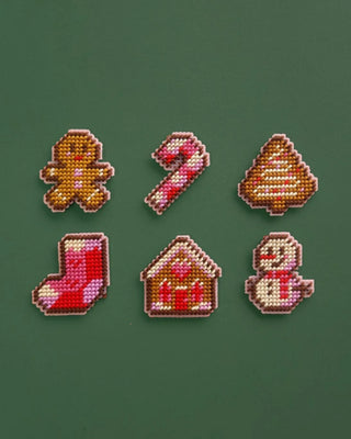 Brodez 6 magnets sapins de Noël avec le kit Studio Paca. Loisir créatif Made in France avec fils DMC et aiguille Bohin. Disponible chez CQFD Avignon.