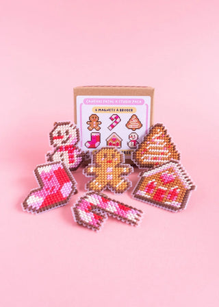 Brodez 6 magnets sapins de Noël avec le kit Studio Paca. Loisir créatif Made in France avec fils DMC et aiguille Bohin. Disponible chez CQFD Avignon.