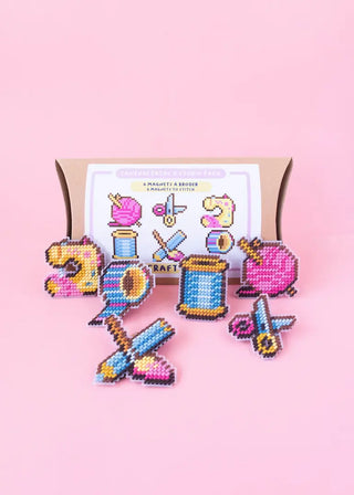 Brodez 6 magnets créatifs avec le kit canevas Crafties de Studio Paca chez CQFD Avignon. Toile plastique, fils DMC & aimants néodymes. Kit DIY Made in France !