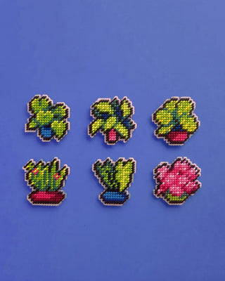 Brodez 6 magnets plantes avec le kit canevas Planties de Studio Paca chez CQFD Avignon. Toile plastique, fils DMC & aimants néodymes. Kit DIY Made in France !