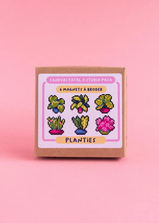 Brodez 6 magnets plantes avec le kit canevas Planties de Studio Paca chez CQFD Avignon. Toile plastique, fils DMC & aimants néodymes. Kit DIY Made in France !