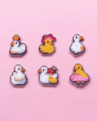 Créez 6 magnets canards brodés avec le kit Duckies. Inclus : fils DMC, toile plastique et aimants. Un loisir créatif fun et moderne disponible chez CQFD Avignon.