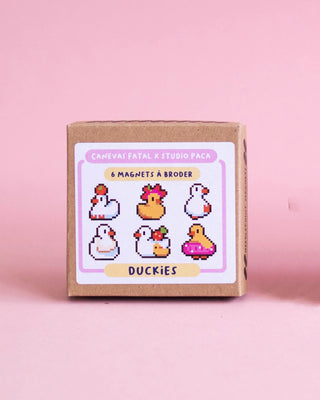 Créez 6 magnets canards brodés avec le kit Duckies. Inclus : fils DMC, toile plastique et aimants. Un loisir créatif fun et moderne disponible chez CQFD Avignon.