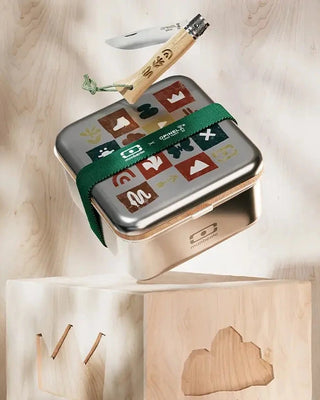 Craquez pour le kit repas nomade Origines MonBento x Opinel chez CQFD Avignon. Une box métal 1L et un couteau Néo6 en hêtre PEFC fabriqués de manière durable.