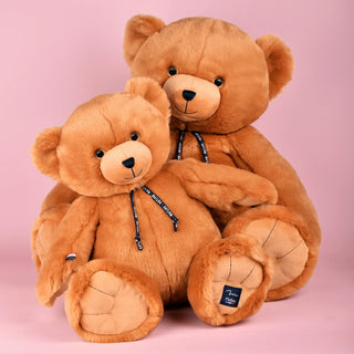 Découvrez l’Ours Maïlou Champagne, peluche artisanale faite main en Bretagne. Douceur extrême, coloris raffiné et qualité EPV. Disponible en 35, 50 et 65 cm.