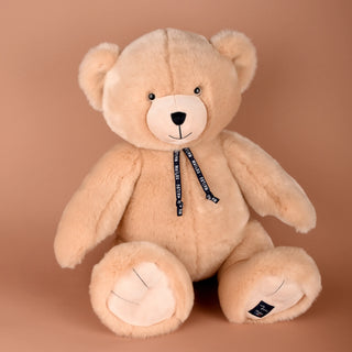 Découvrez l’Ours Maïlou Champagne, peluche artisanale faite main en Bretagne. Douceur extrême, coloris raffiné et qualité EPV. Disponible en 35, 50 et 65 cm.