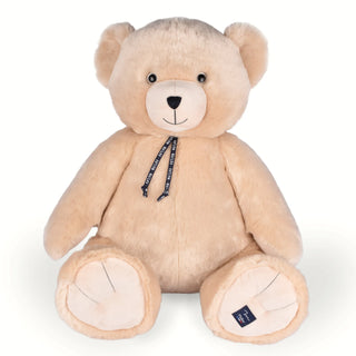 Découvrez l’Ours Maïlou Champagne, peluche artisanale faite main en Bretagne. Douceur extrême, coloris raffiné et qualité EPV. Disponible en 35, 50 et 65 cm.