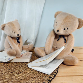 Craquez pour l’Ours Méloé Beige de 35 cm. Peluche artisanale haut de gamme faite main en Bretagne. Douceur exceptionnelle, design intemporel et fabrication 100% française.