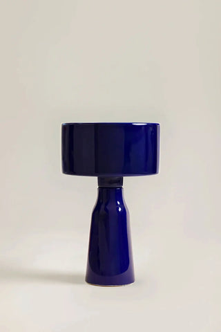 Craquez pour la lampe design Tandem encre brillant de Charolles chez CQFD Avignon. Façonnée à la main en France. Pièce de créateur lumineuse et chic !