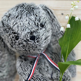 Découvrez le lapin Alexandre, une peluche bohème de 50 cm. Fabriqué à la main en Bretagne par Maïlou Tradition. Maille grège texturée, un charme rétro en plus !