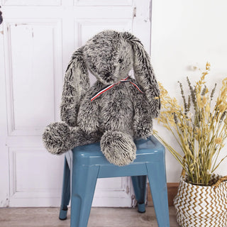 Découvrez le lapin Alexandre, une peluche bohème de 50 cm. Fabriqué à la main en Bretagne par Maïlou Tradition. Maille grège texturée, un charme rétro en plus !
