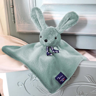 Découvrez le Doudou Lapin Plat (27cm) de la collection Dorlotin. Fabrication artisanale en Bretagne par Maïlou Tradition. Doux, mixte et idéal dès la naissance.