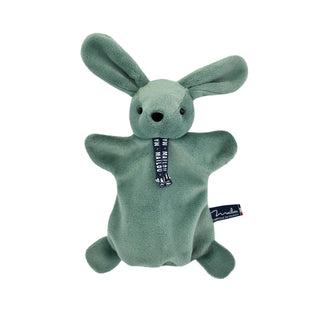 Découvrez la marionnette lapin vert sauge Dorlotin. Peluche d'éveil faite main en Bretagne. Matière Maïloudou ultra-douce, design élégant et fabrication 100% française.