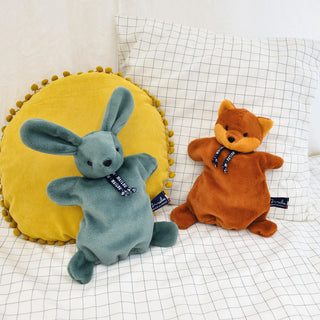 Découvrez la marionnette lapin vert sauge Dorlotin. Peluche d'éveil faite main en Bretagne. Matière Maïloudou ultra-douce, design élégant et fabrication 100% française.