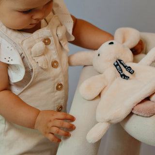 Offrez le Doudou Lapin Dorlotin (22cm). Peluche artisanale en matière Maïloudou ultra-douce, fabriquée à la main en Bretagne. Idéal dès la naissance.