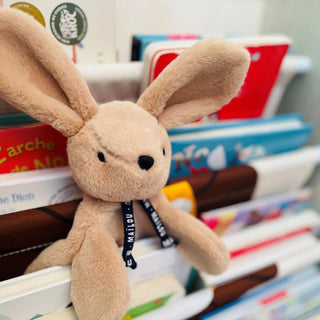 Offrez le Doudou Lapin Dorlotin (22cm). Peluche artisanale en matière Maïloudou ultra-douce, fabriquée à la main en Bretagne. Idéal dès la naissance.