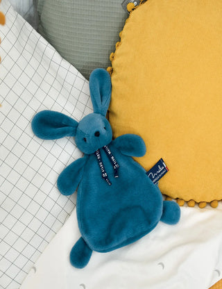 Offrez le Doudou Lapin Dorlotin (22cm). Peluche artisanale en matière Maïloudou ultra-douce, fabriquée à la main en Bretagne. Idéal dès la naissance.