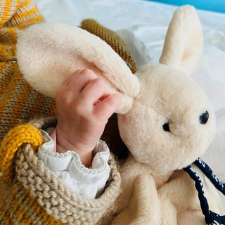 Offrez le Doudou Lapin Dorlotin (22cm). Peluche artisanale en matière Maïloudou ultra-douce, fabriquée à la main en Bretagne. Idéal dès la naissance.