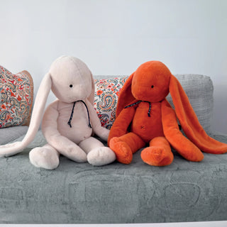 Découvrez l'exceptionnel Lapin Méloé de 70 cm. Peluche XXL artisanale faite main en Bretagne. Douceur infinie, coloris vert sauge et certificat d'authenticité inclus.