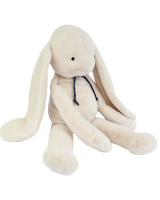 Découvrez l'exceptionnel Lapin Méloé de 70 cm. Peluche XXL artisanale faite main en Bretagne. Douceur infinie, coloris vert sauge et certificat d'authenticité inclus.