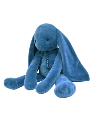 Découvrez l'exceptionnel Lapin Méloé de 70 cm. Peluche XXL artisanale faite main en Bretagne. Douceur infinie, coloris vert sauge et certificat d'authenticité inclus.