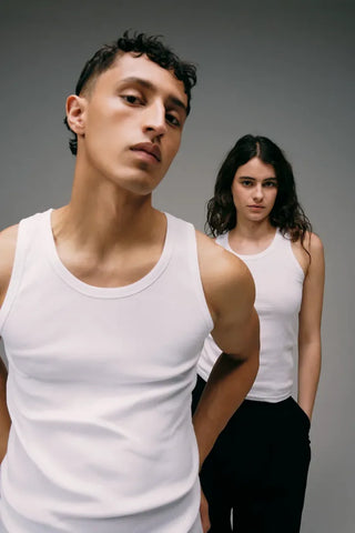 L'indémodable débardeur blanc Marcel Signature en coton Pima premium. Le vrai tank top fabriqué localement à Roanne. Confort absolu et style garanti !