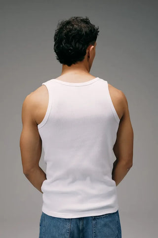 L'indémodable débardeur blanc Marcel Signature en coton Pima premium. Le vrai tank top fabriqué localement à Roanne. Confort absolu et style garanti !