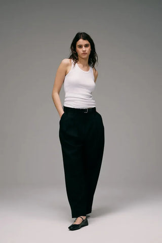 L'indémodable débardeur blanc Marcel Signature en coton Pima premium. Le vrai tank top fabriqué localement à Roanne. Confort absolu et style garanti !
