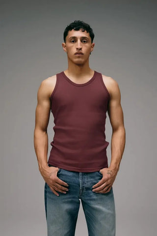 Le débardeur bordeaux Marcel Signature en coton Pima premium. Un coloris riche et chaleureux pour un style affirmé. Fabriqué localement à Roanne, signé CQFD !