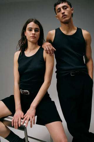 Le débardeur Marcel signature Les Tricots Marcel charbon en coton Pima premium. Fabriqué localement à Roanne. Un essentiel de style, de confort et de charisme !