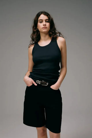 Le débardeur Marcel signature Les Tricots Marcel charbon en coton Pima premium. Fabriqué localement à Roanne. Un essentiel de style, de confort et de charisme !