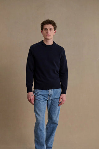 Découvrez le pull col rond Le Minor mérinos marine. Maille fine, manches marteau et fabrication artisanale en Bretagne. L'élégance durable chez CQFD Avignon.