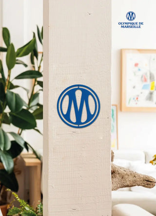 Affichez votre passion avec la silhouette murale Logo OM par The Line chez CQFD Avignon. Acier bleu, design épuré & 100% Made in France. Droit au but !