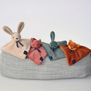 Découvrez le Doudou Lapin Plat (27cm) de la collection Dorlotin. Fabrication artisanale en Bretagne par Maïlou Tradition. Doux, mixte et idéal dès la naissance.