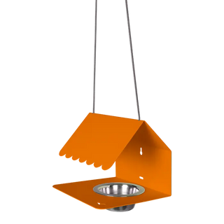 Découvrez Picoti, la mangeoire à oiseaux Fermob. Fabriquée en France en acier résistant aux UV, elle s'installe partout pour inviter la nature dans votre jardin.